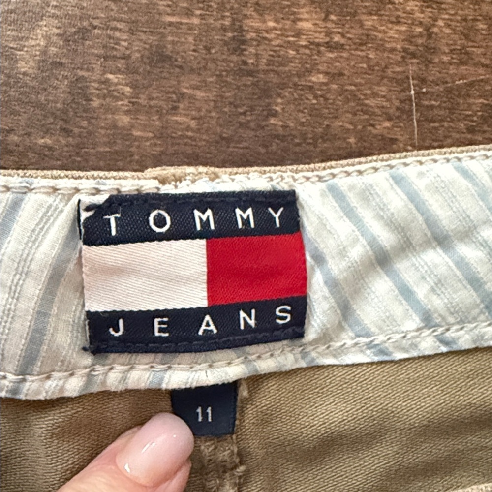 Tommy Hilfiger Women's Tan Cargo Shorts with Colorful Belt - Picture 5 of 10